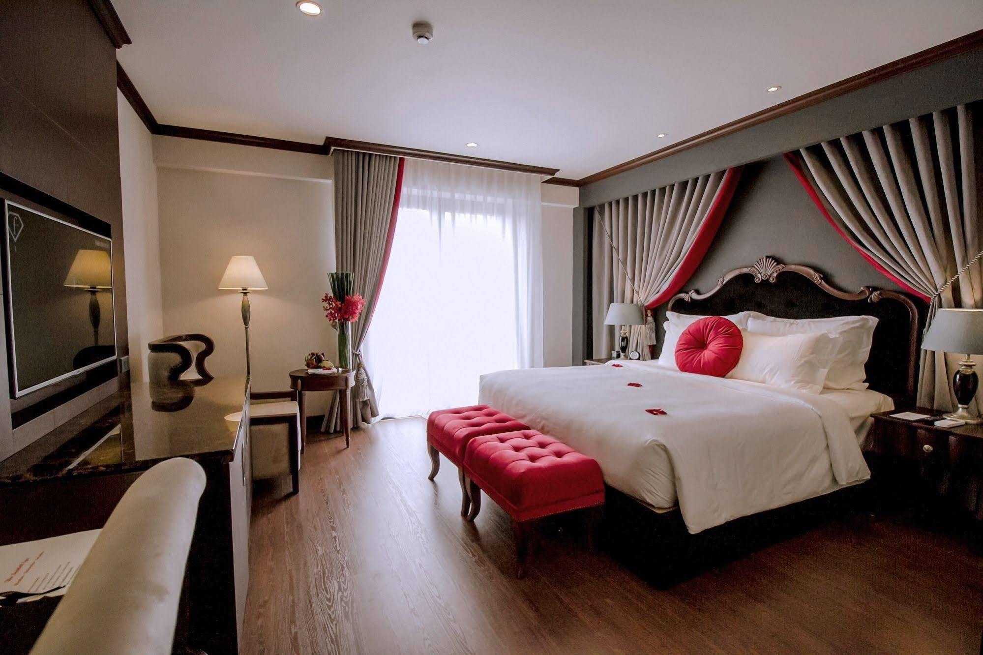 เดอะ สการ์เล็ต บูทิก โฮเต็ล เว้ Hotel ภายนอก รูปภาพ