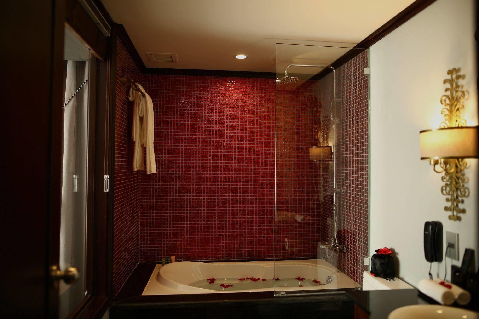เดอะ สการ์เล็ต บูทิก โฮเต็ล เว้ Hotel ภายนอก รูปภาพ